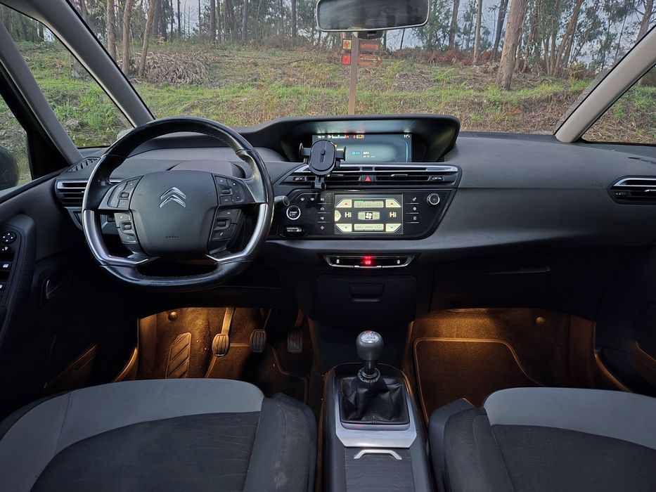 Carro como novo sem nada pendente , revisado incluído distribuição