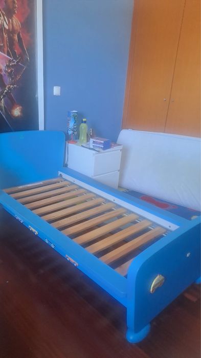 cama de criança azul