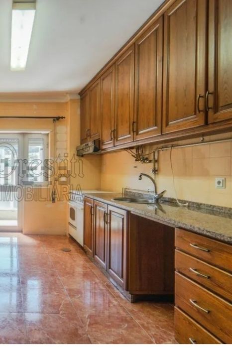 Cozinha com eletrodomésticos em Guimarães