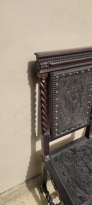 Cadeiras torcidos e tremidos.