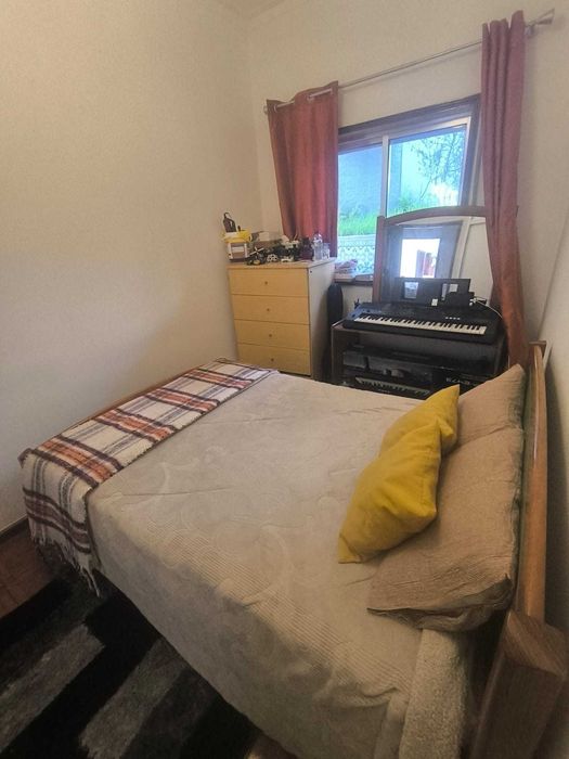 Cama de Casal de Madeira (com colchão incluído)