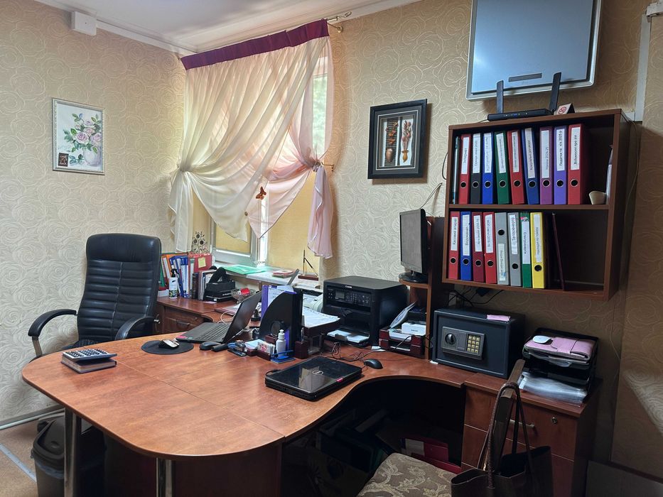 Продам офісний стіл,коричневого кольору,робили під замовлення!