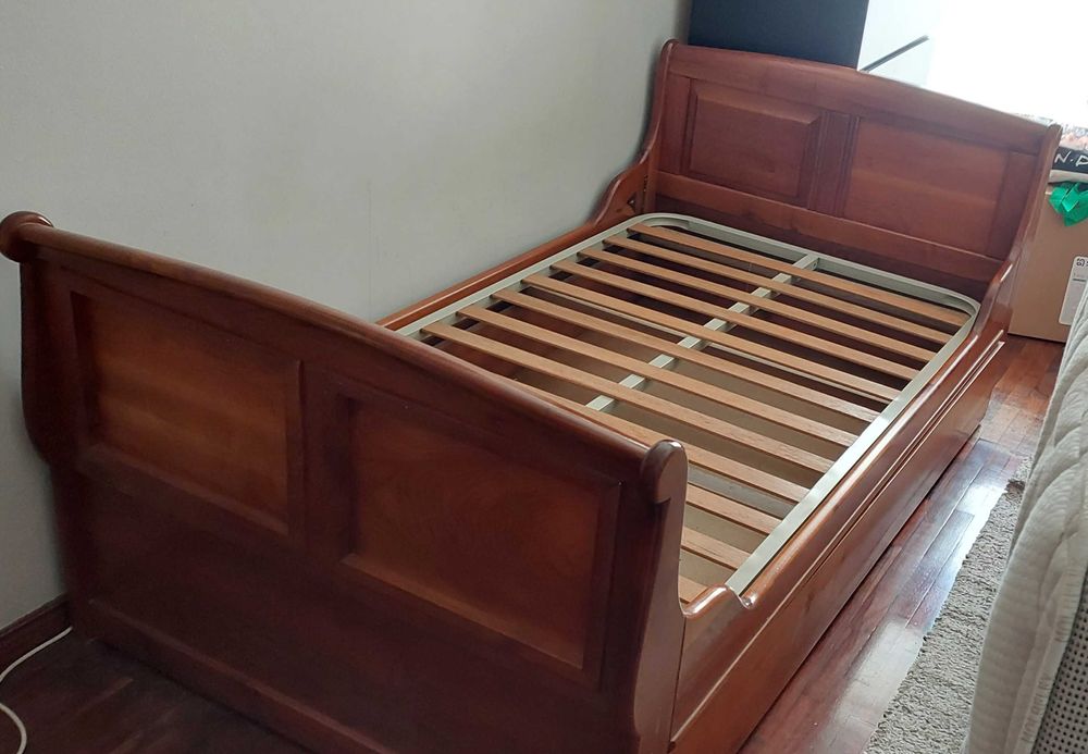 Cama de solteiro. Cerejeira maciça.