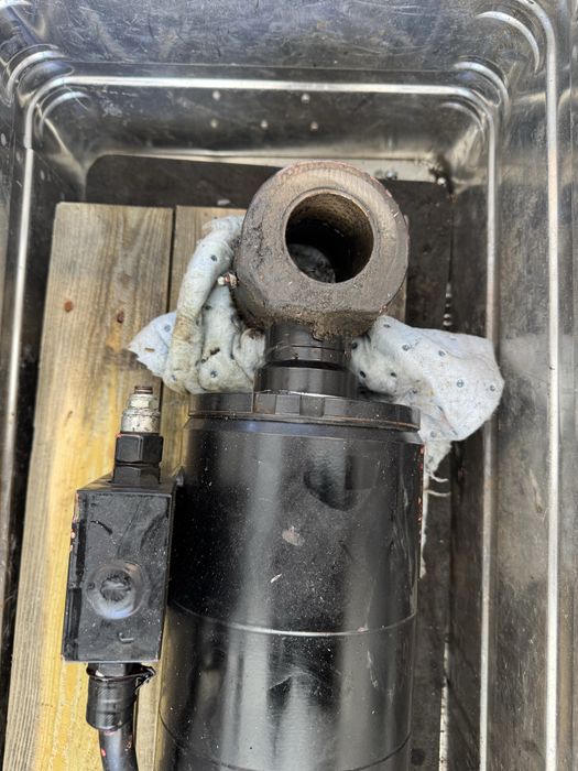 Siłownik poziomowania łyżki Manitou Mlt 625-75H