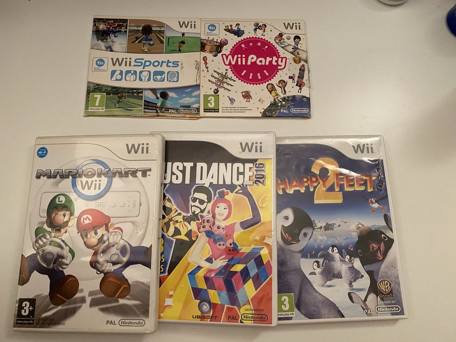 Nintendo Wii + comandos + jogos + cabos necessários