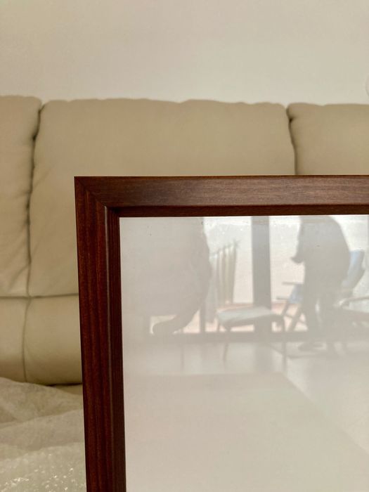 Molduras de madeira e vidro