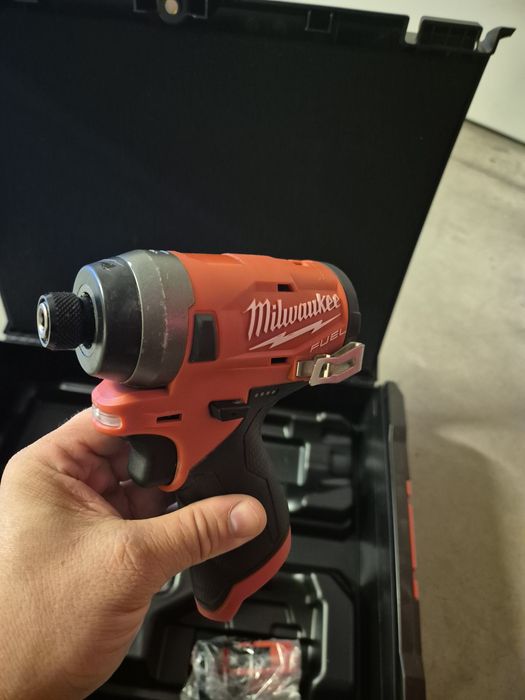 Zakrętarka udarowa Milwaukee m12fid aku