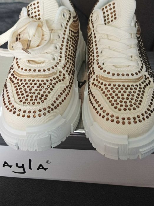 Trampki damskie beżowe z cyrkoniami.