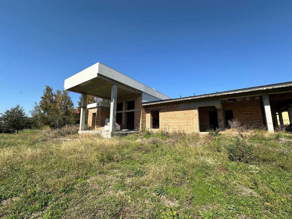 В продаже одноэтажный Дом из красного кирпича на участке 15-соток.