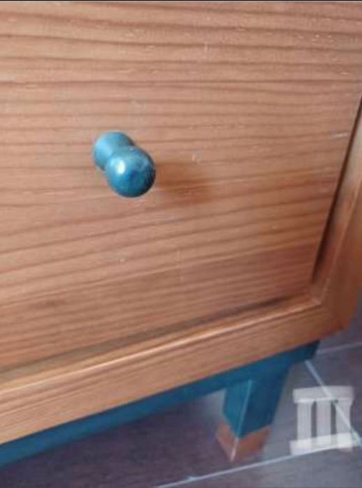 Conjunto de quarto moderno em madeira cómoda e mesas cabeceira