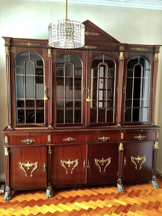 Mobília clássica Estilo Império em mogno com ornamentos dourados