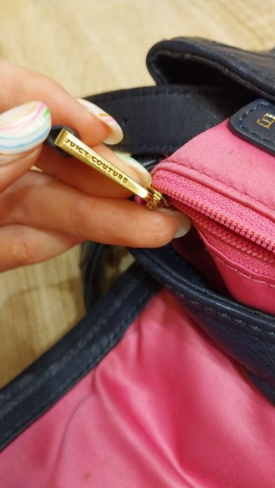 Кожаная сумка-рюкзак темно-синего цвета Juicy Couture, выполненная в культовом винтажном стиле Y2K (эпохи 2000)