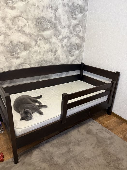 Дитяче ліжко.