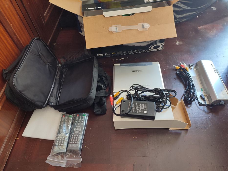 DVD portátil com televisão.