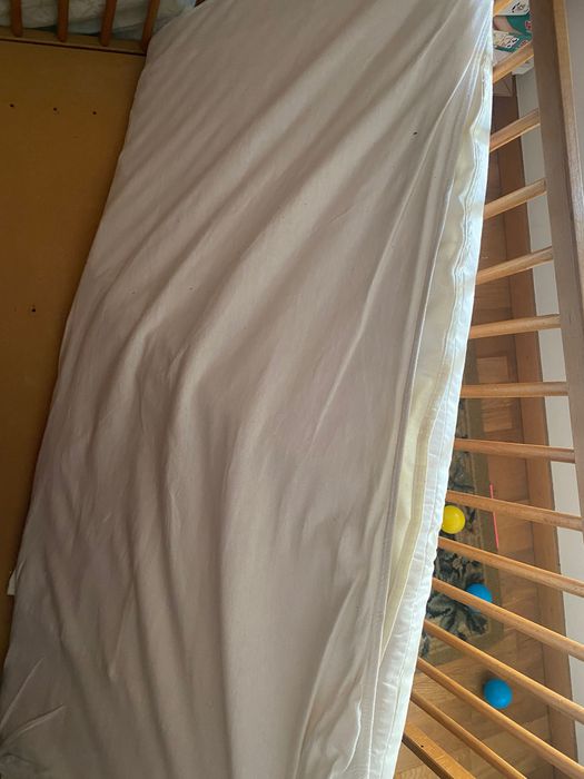 Cama de grades em madeira natural com colchão e resguardo