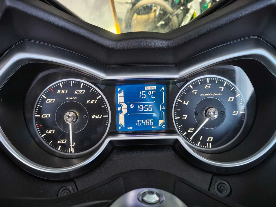 Scooter média cilindrada em excelente estado