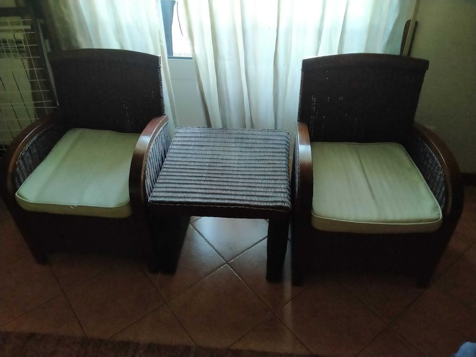 Cadeirões e Mesinha de Centro (Rattan e Teca)