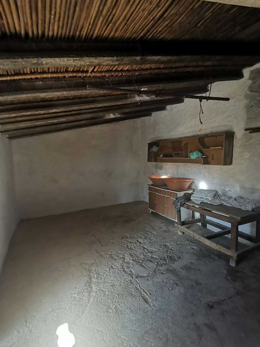 Vende-se casa para recuperar nos arredores de Almodôvar