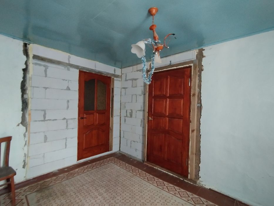 Продам дві частини будинку в центрі хорошева.