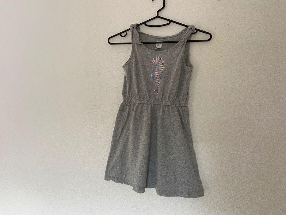 Roupas GAP 5-7 dois blusas e um vestido