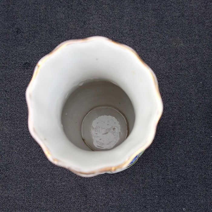 Порцелянова ваза з написом.
