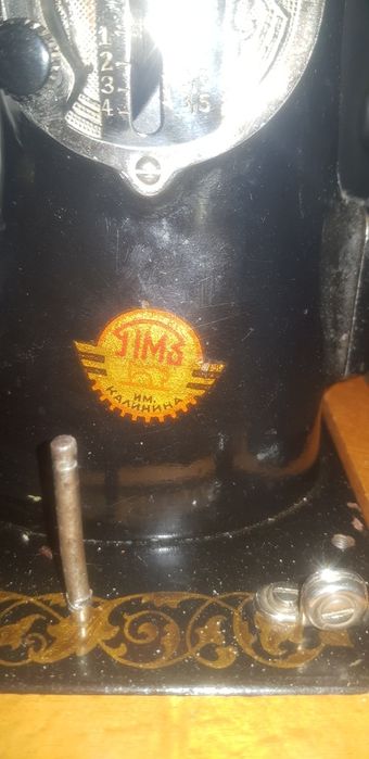 Швейна машина "Подолка" (ПМЗ) у дерев'яному футлярі. Машина в робочом