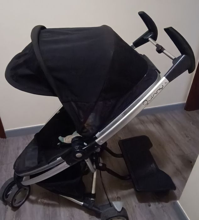 Carrinho Quinny com plataforma para irmãos