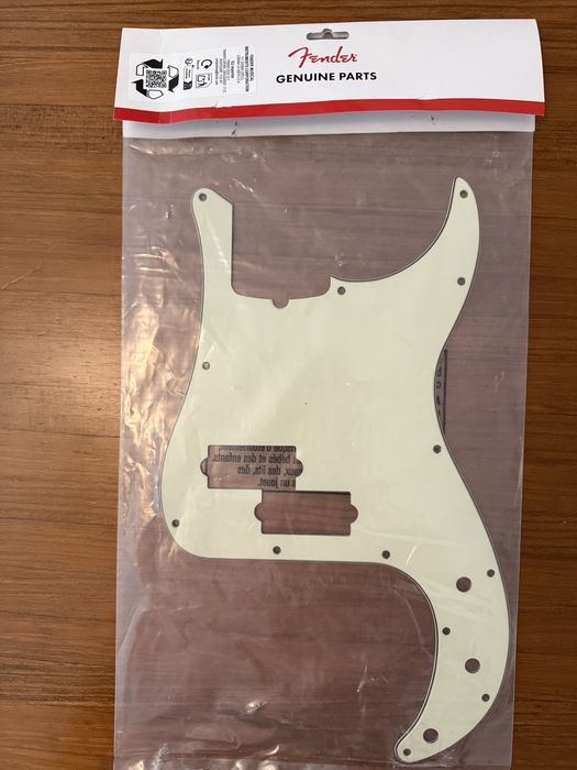 Pickguard oficial Fender Precision Bass 3 play, 13 holes