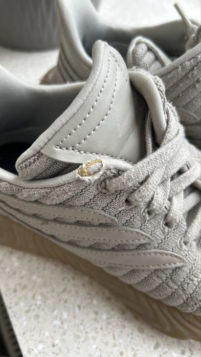 Кросівки Adidas.