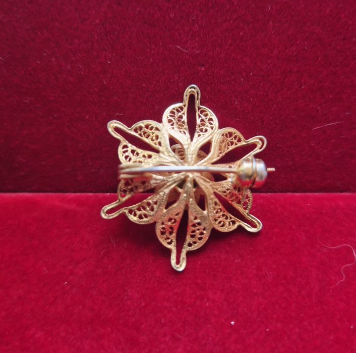 Broche em prata dourada