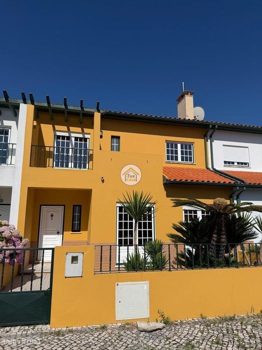 Moradia T4 no centro de Cantanhede com dois pisos e terraço.
