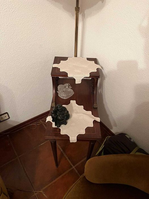 Conjunto de 2 cadeirões (maples) com mesa de Apoio e Candeeiro