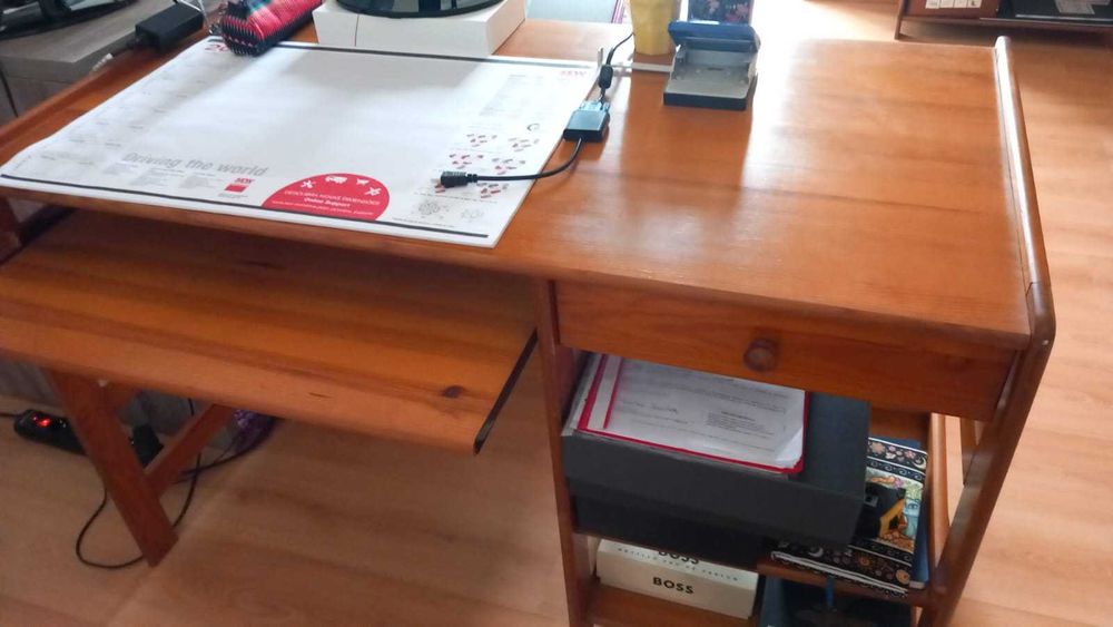 Secretária em Pinho Mel