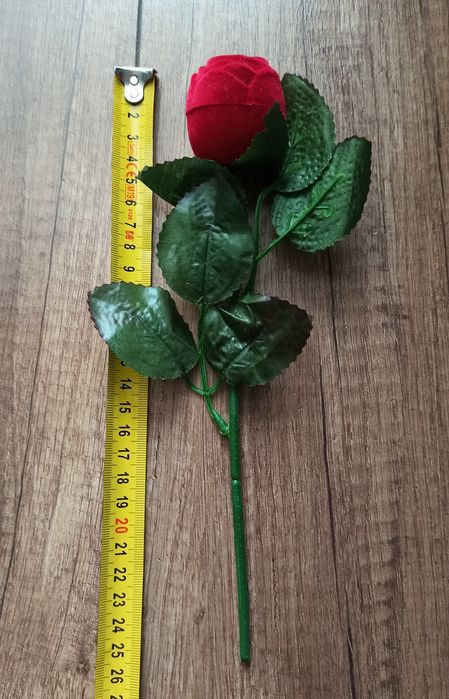 Pudełko na pierścionek róża