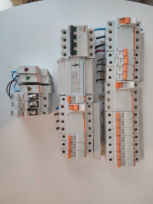 Material elétrico novo e usado