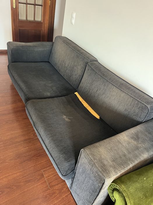 Sofa, mesa e cadeiras