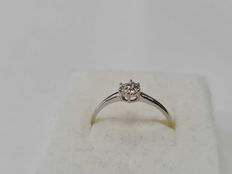 Złoty pierścionek/ 585/ 1.17 gram/ R13/ 7 brylantów