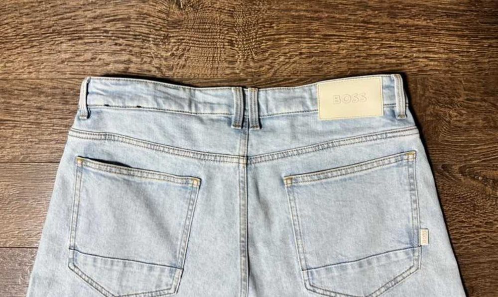 Джинсы Hugo Boss.