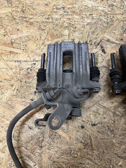 Zacisk hamulcowy vw golf 5 prawy tył TRW