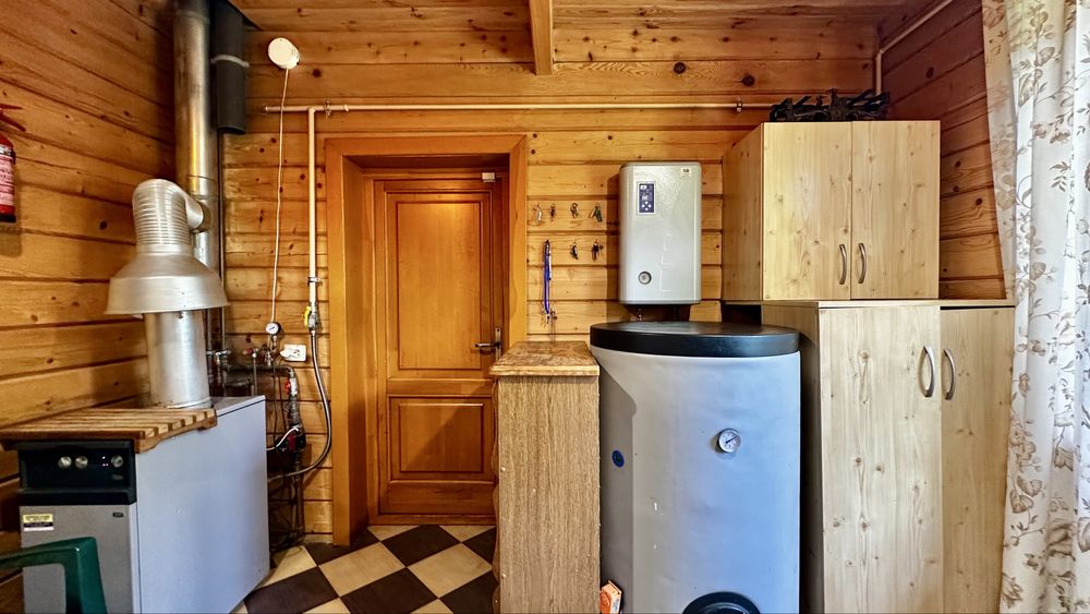 Продаж еко будинку з власним озером та соснами на території