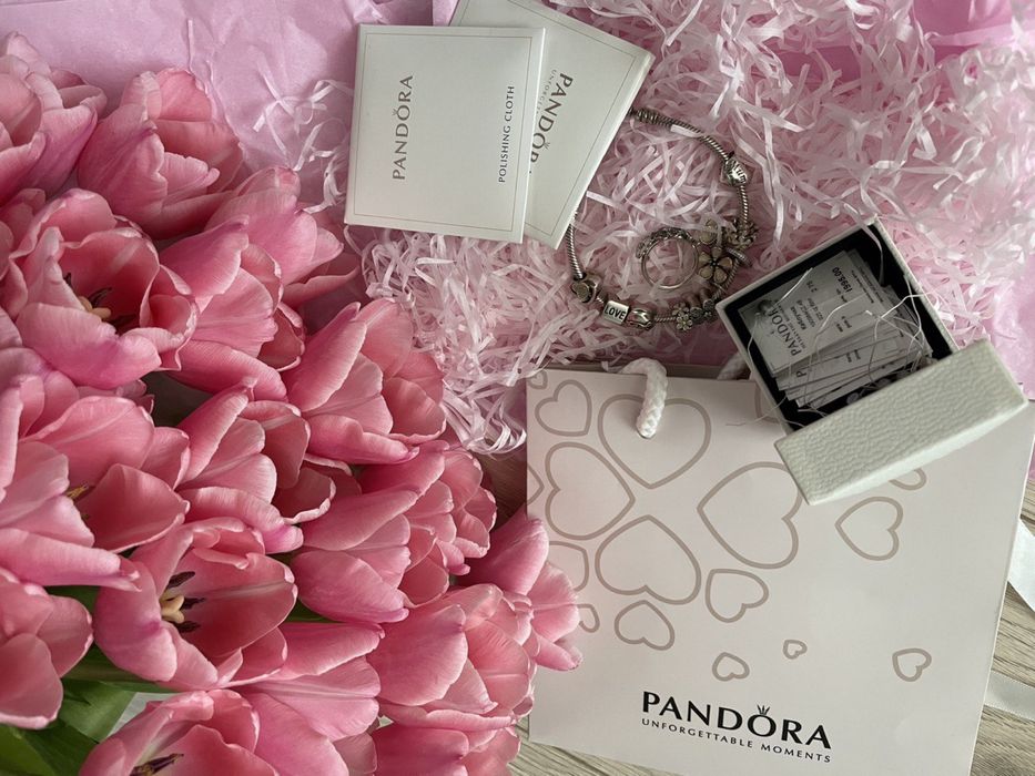 Продаю браслет (9шармов и кольцо) pandora.