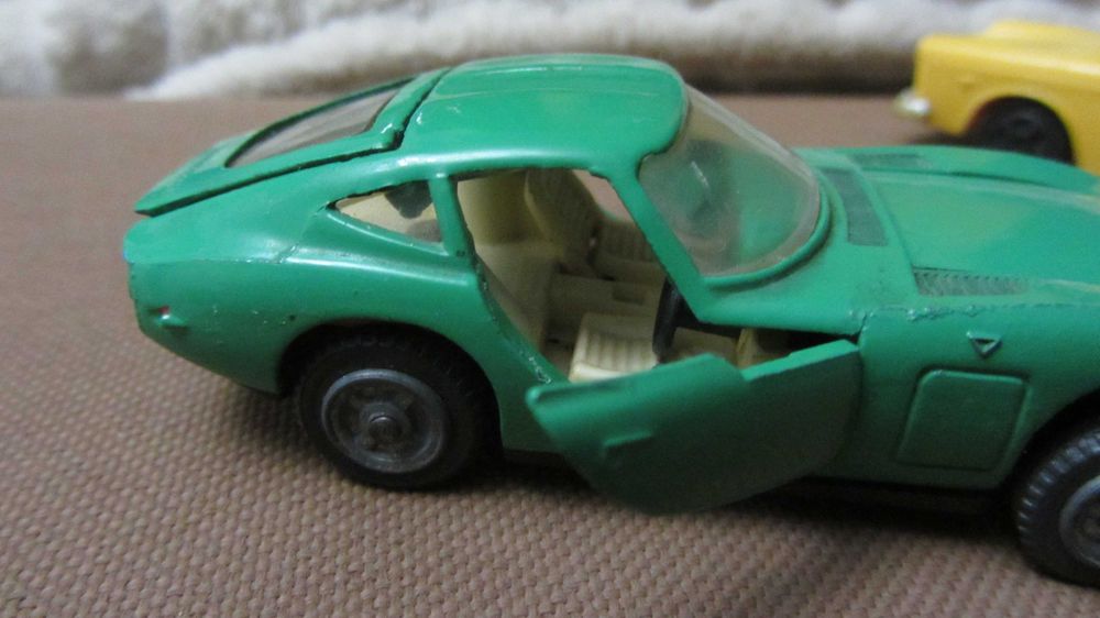 Дві машинки часів ссср , автомоделі Toyota та Lancia.