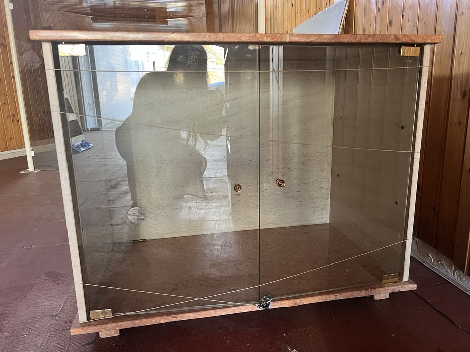 Armário para TV em mármore e vidro