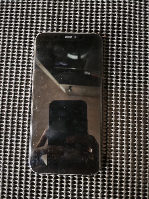 Iphone 11 usado com trincado atras, funciona em perfeito estado.