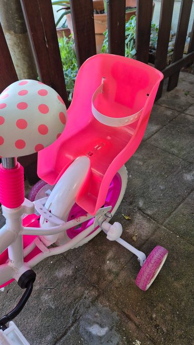 Bicicleta com rodinhas de menina