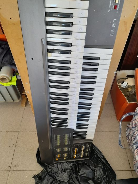 Órgão e suporte + pedaleira com mala de transporte