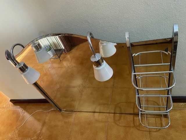 Espelho para casa de banho, em muito bom estado, com luz.