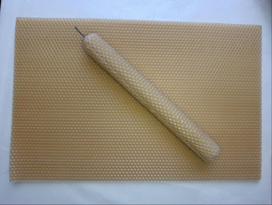 Свічка з натурального бджолиного воску ручної роботи