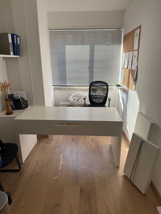 Secretária IKEA MALM com painel extraível – branca