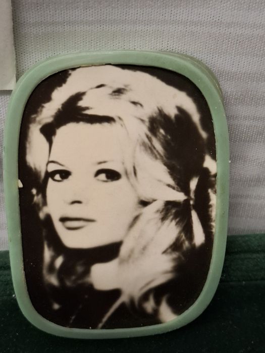 Lusterko z Brigitte Bardot prl